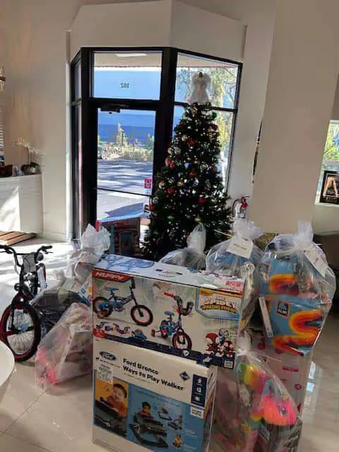 Bicycles and toys near Christmas tree in store entrance.