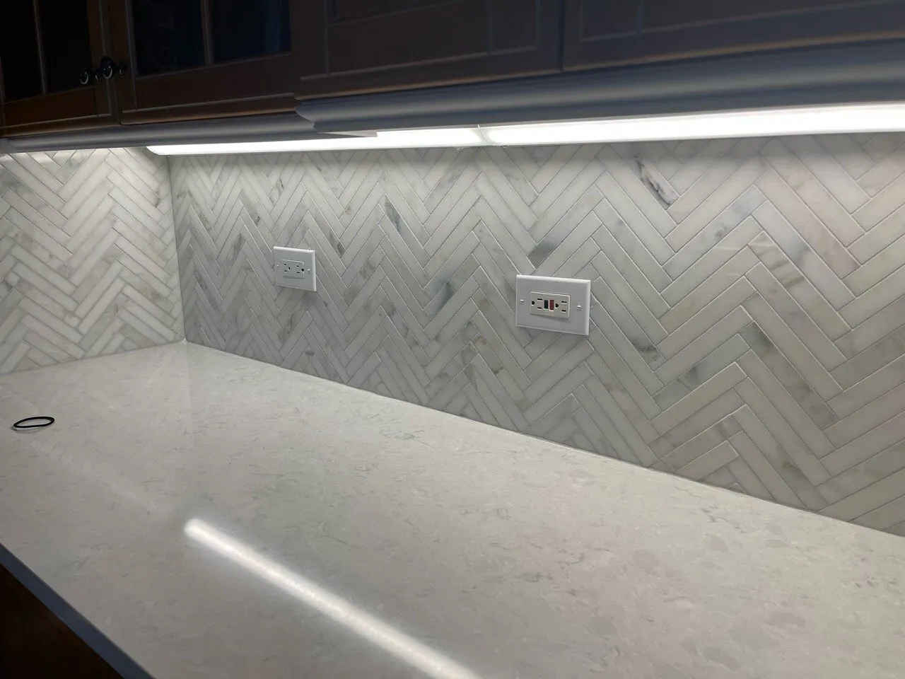 Cambria Weybourne quartz countertop with marble herringbone backsplash and under cabinet lighting in a Tampa kitchen remodel