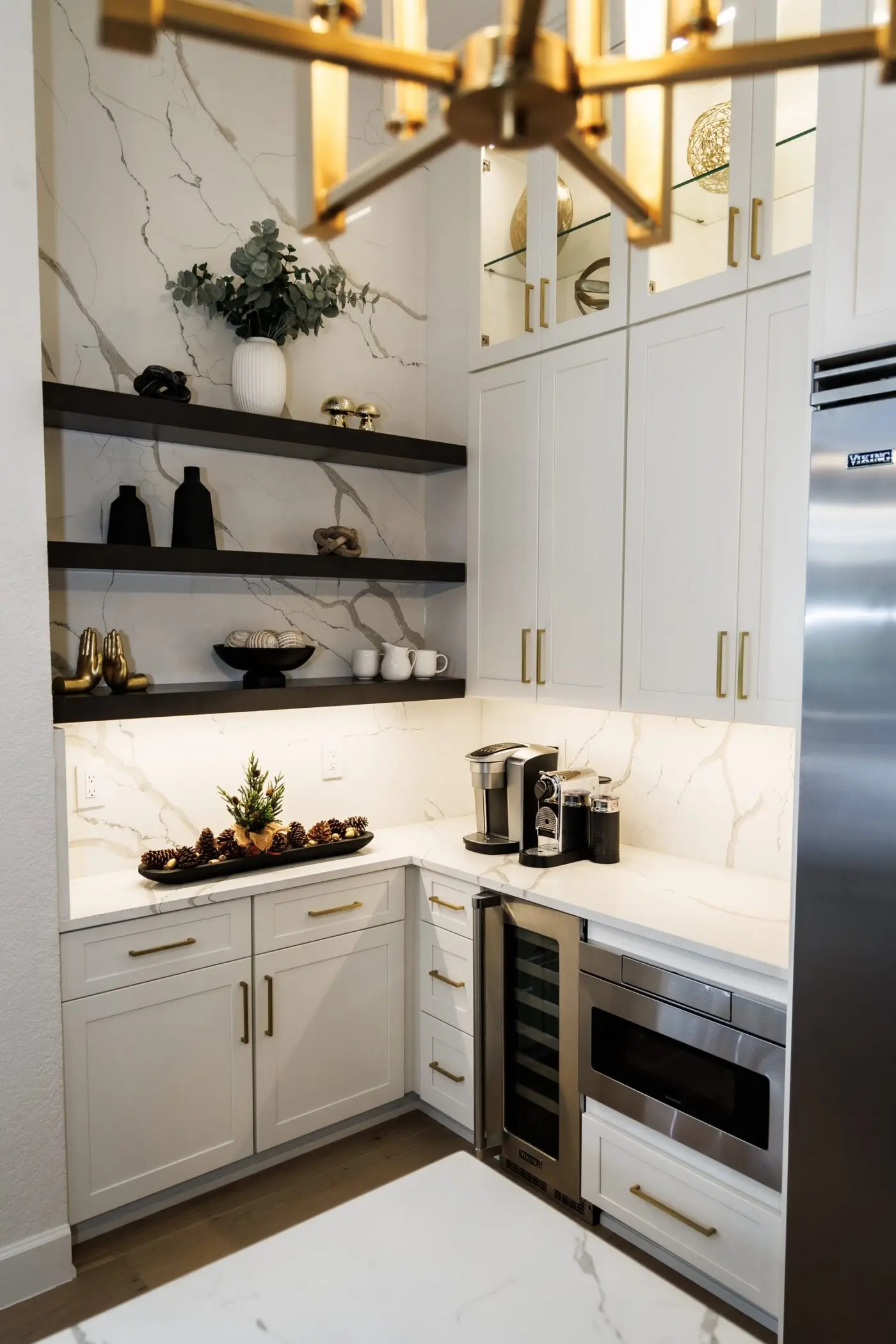 white kitchen coffee bar in palm harbor florida with fabuwood allure galaxy frost cabinets, dark floating shelves, and quartz slab wall by cmk construction